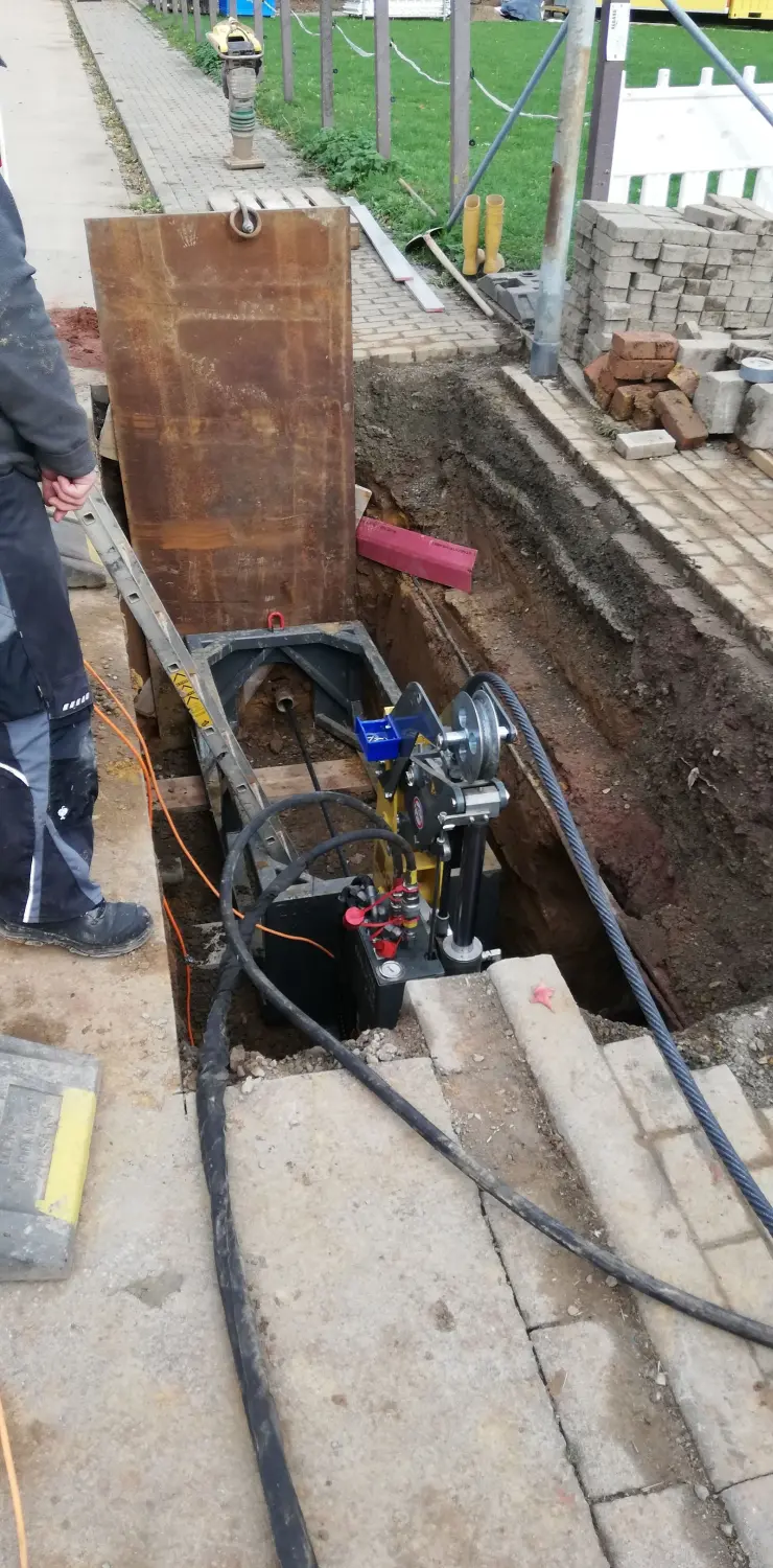 Günther - Berstlining einer Versorgungsleitung - 40to Berstanlage
