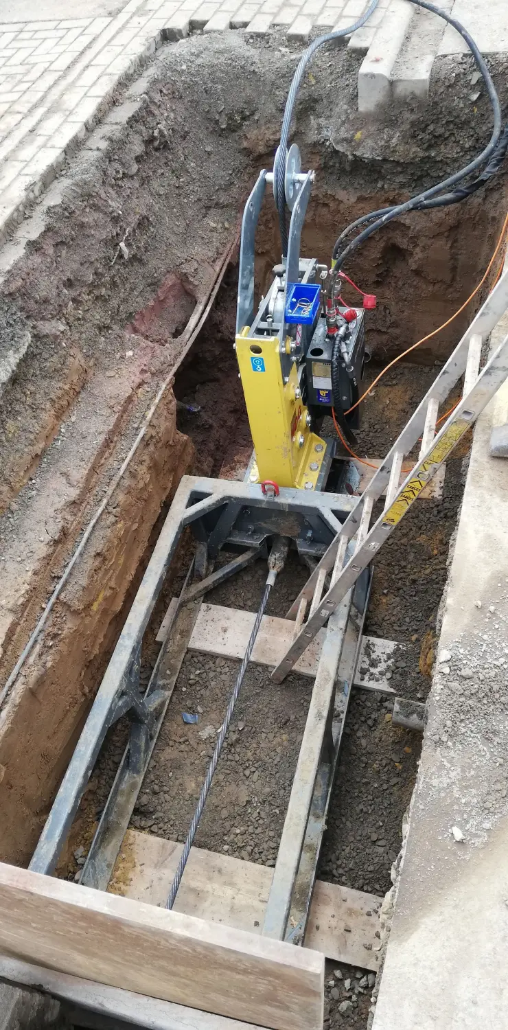 Günther - Berstlining einer Versorgungsleitung - 40to Berstanlage